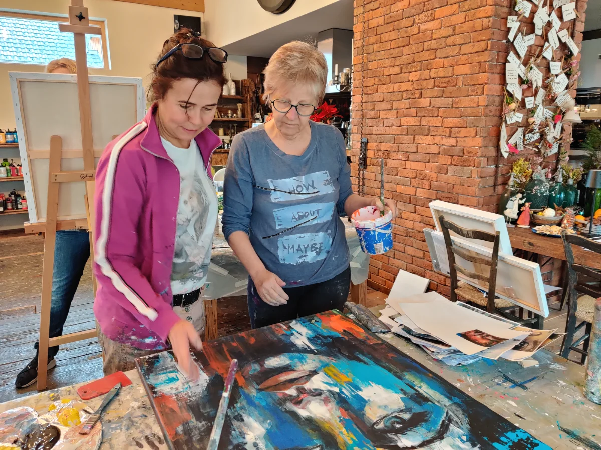 Marlis Schedler beim Malen im Atelier